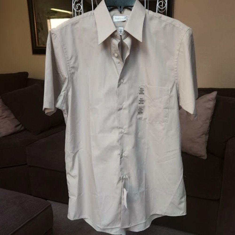 NWT Van Heusen mens button up half sleeved dress shirt Medium 15 1/2